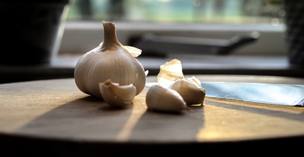 A garlic and some cloves, picture by Skitterphoto: https://www.pexels.com/fr-fr/photo/ail-aliments-brouiller-concentrer-630766/