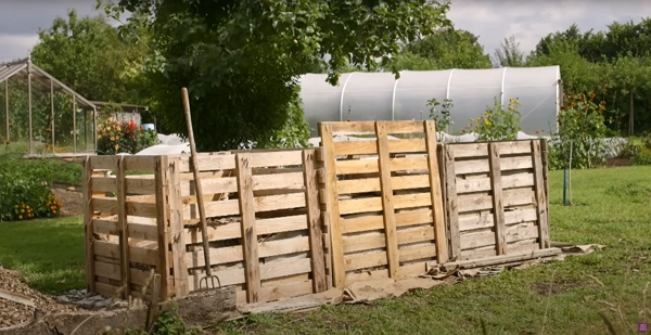 3 bays for your compost heap using wood pallets