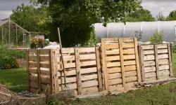 3 bays for your compost heap using wood pallets