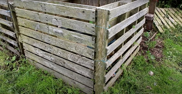 Tied pallets at the top and the bottom