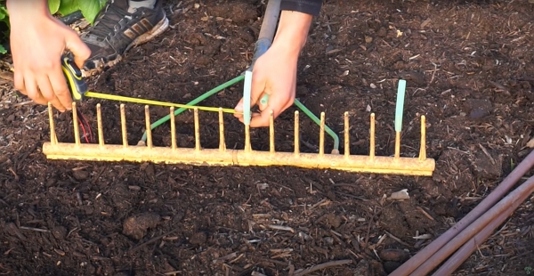 Preparing the rake with the rigid plastic tubes