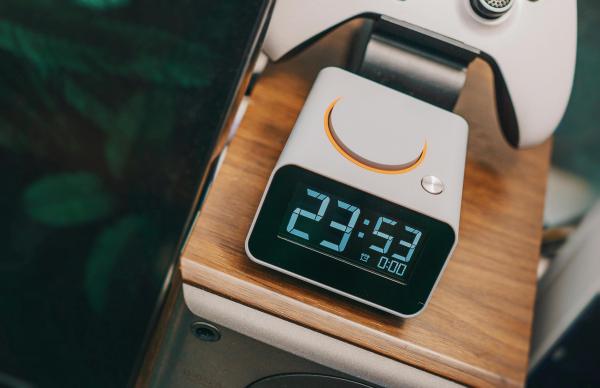 An alarm clock displaying 23h53