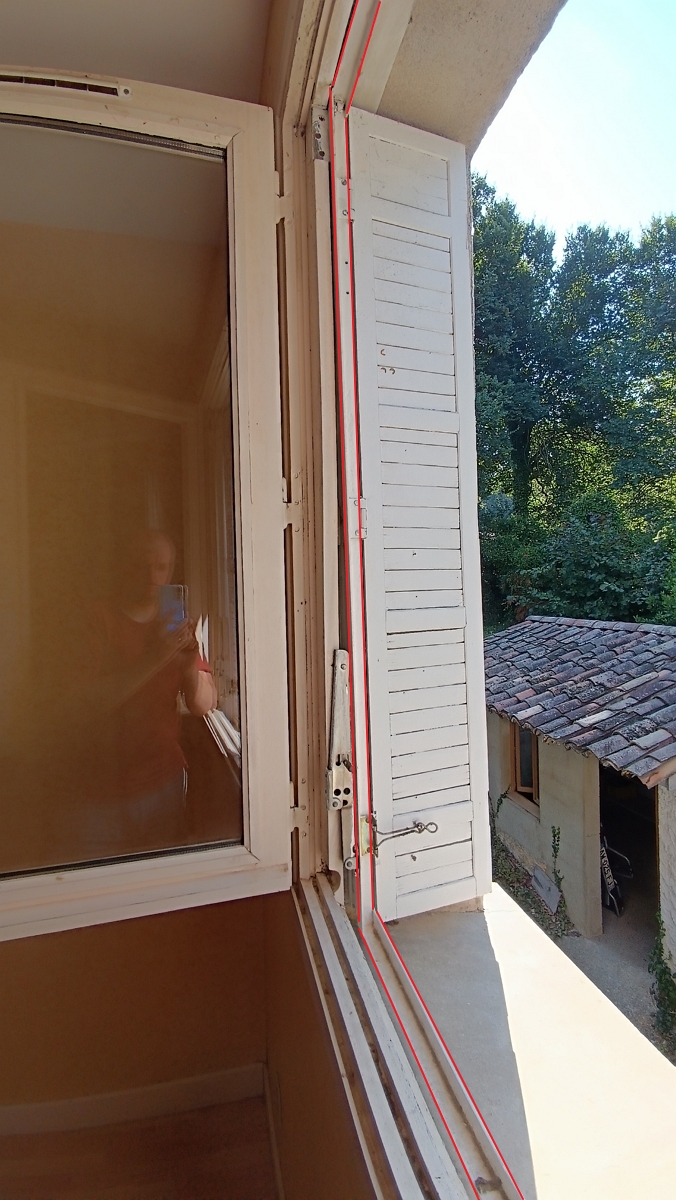 View of the persian shutter frame with, in red, the location of the future screen frames